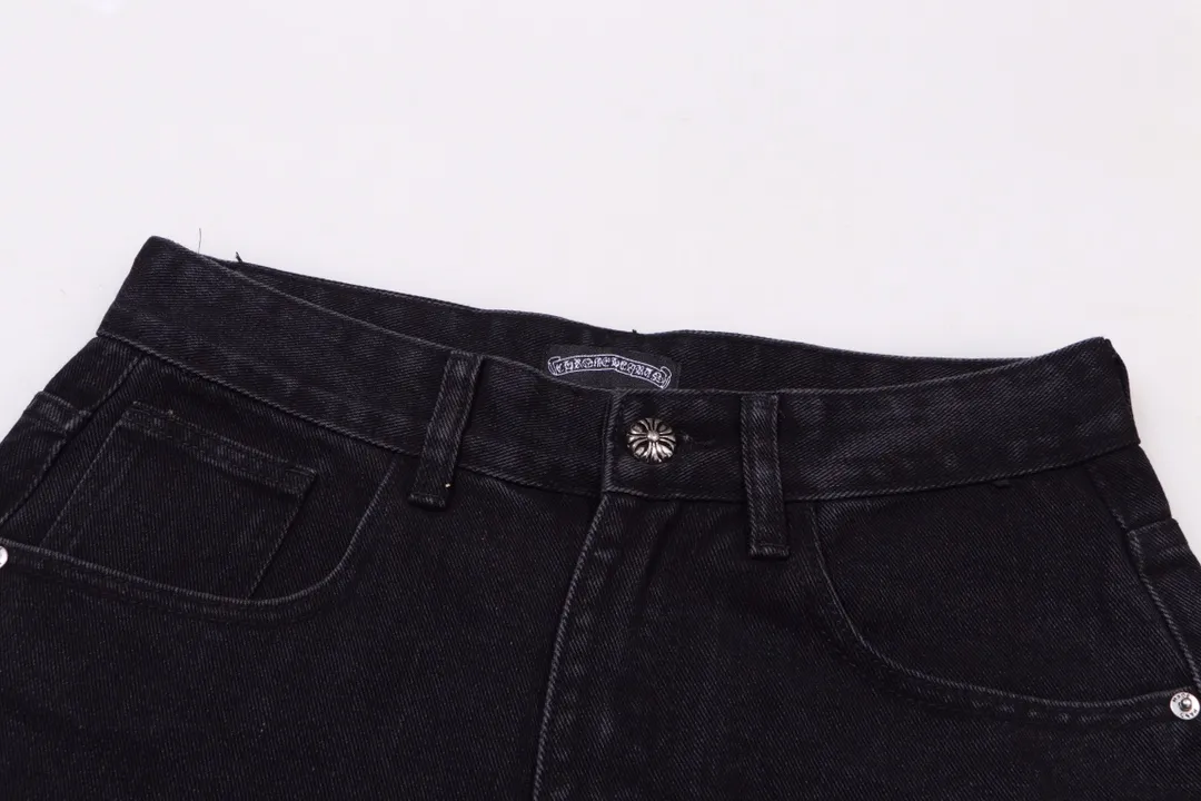 P250 model number: H428 Chrome Hearts CH Chrome Hearts heavy industry damaged ripped high street jeans exude uninhibited personality and unique charm. Every wear and tear is carefully designed to present a unique artistic feel. Made of imported denim fabric, which has undergone heavy industrial washing and destruction treatment, the trousers show a super cool effect on the upper body, allowing you to dominate the fashion stage.  This is more than just a pair of jeans, it is an expression of attitude. With its unique design concept and ultimate pursuit of details, Croxin breaks traditional boundaries and defines the jeans trend in the new era. The trousers are made of double-layer woven fabric and matched with customized hardware, showing an incomparably beautiful and unique style, making every wearer the focus of fashion. Imported denim fabric, super heavy-duty washed and damaged, the upper body is super cool! Customized hardware, incomparably good-looking model. The production process is difficult. It has a high-street feel. Color: black Size: S M L XL XXL
